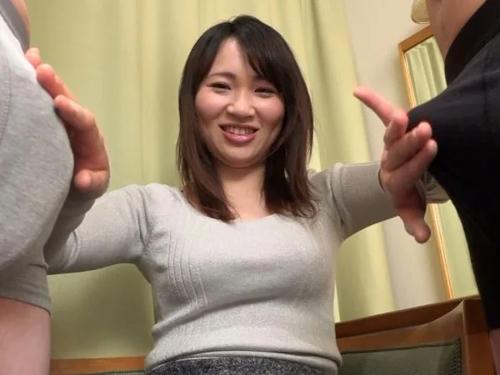 旦那前で他チンポしゃぶり続ける奥様 電マで悶えながら貪る姿にニヤけた