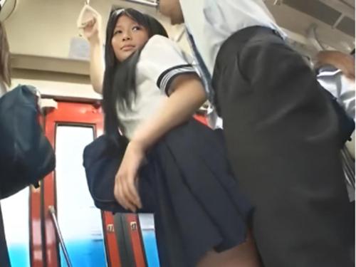 女子校生がバスオヤジにワザと尻密着して勃起誘い逆痴漢でチンポを貪る