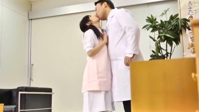 看護学生が院長にベロベロ犯され肉棒ハメられて失禁する