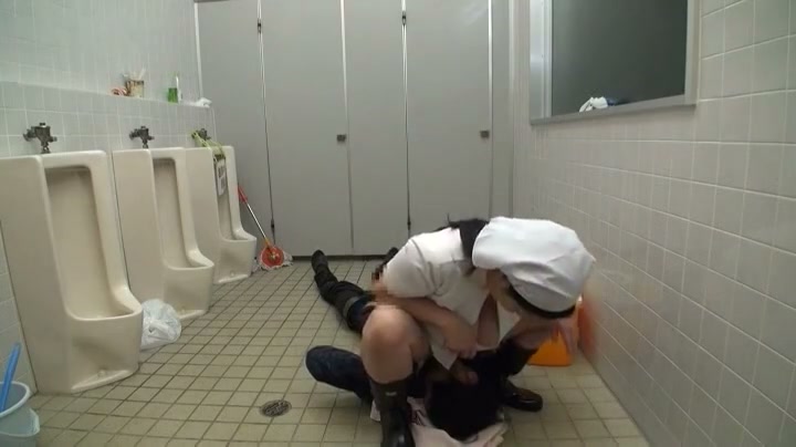 トイレ清掃のおばさんが若い男のチンポをマジで即尺掃除しちゃう隠れ人気バイトの実態